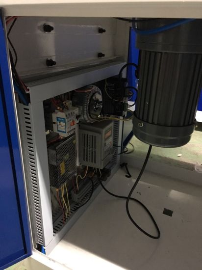 Machine automatique de découpage pour la fabrication de matrice