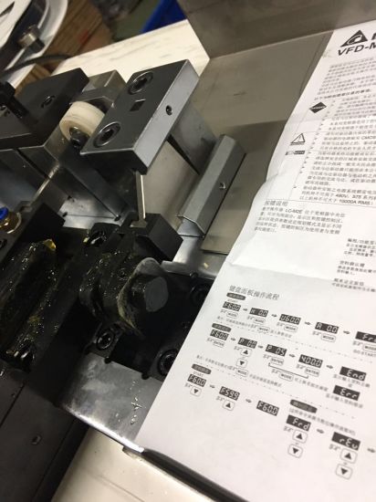 Machine de découpage automatique la moins chère de la Chine pour la fabrication de carton